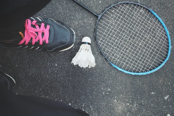 Selfie de chaussures de sport et de navettes avec raquette de badminton . — Photo