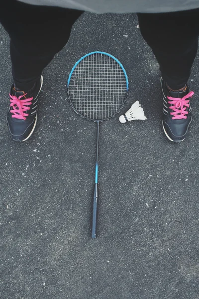 Selfie de chaussures de sport et de navettes avec raquette de badminton . — Photo