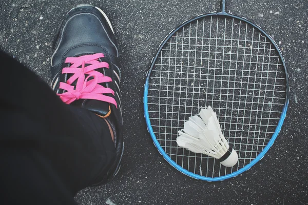 Selfie de sapatos esportivos e shuttlecocks com raquete de badminton . — Fotografia de Stock