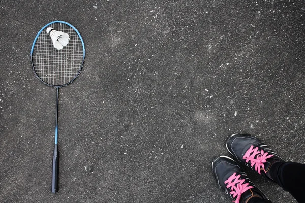 Selfie av sportskor och bollar med badmintonracketen. — Stockfoto