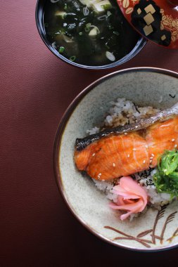 Somon balığı ve deniz yosunu Japon yemekleri pilav