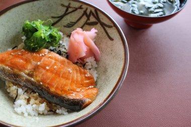 Somon balığı ve deniz yosunu Japon yemekleri pilav