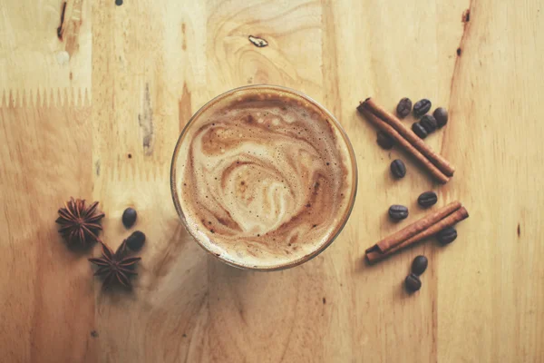 Primer plano de la taza de café con granos —  Fotos de Stock