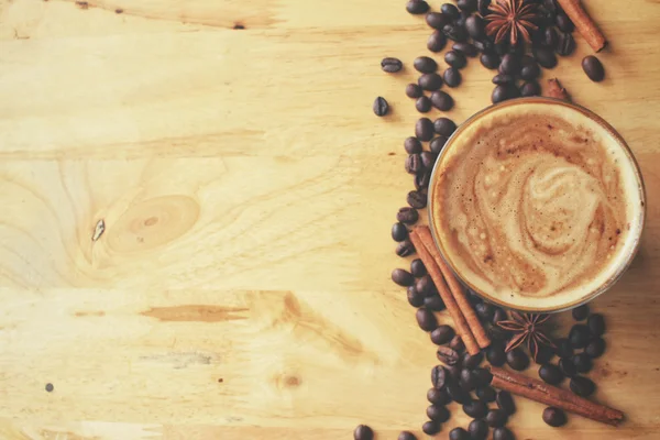 Gros plan de tasse de café avec des grains — Photo