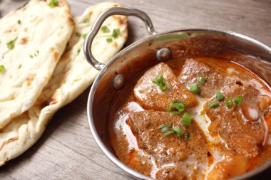 Hint naan ekmek ile köri