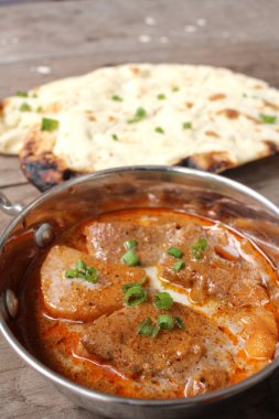 Hint naan ekmek ile köri