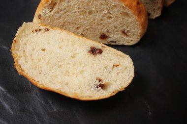 Üzümlü ekmeği kapat.
