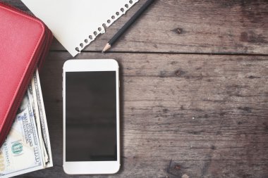 Dolar ve akıllı telefon ile boş not defteri