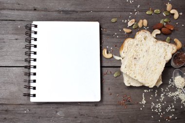 Kepekli ekmek ile boş not defteri 