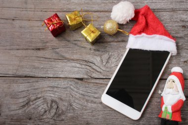 Noel şapka ile akıllı telefon