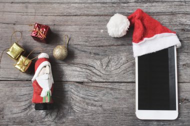 Noel şapka ile akıllı telefon