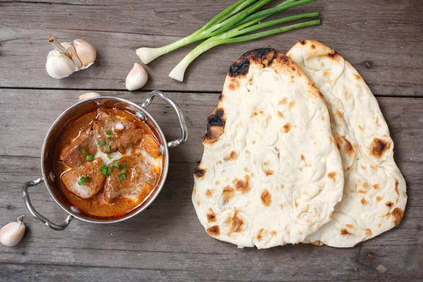 Indian naan bread with curry — Stock Photo, Image