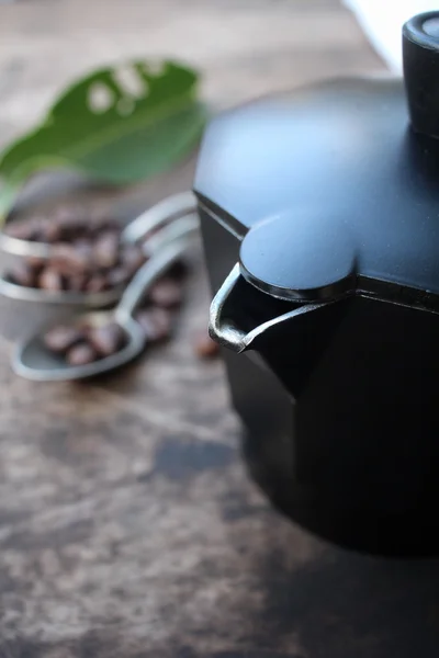 Geröstete Kaffeebohnen mit Kanne — Stockfoto