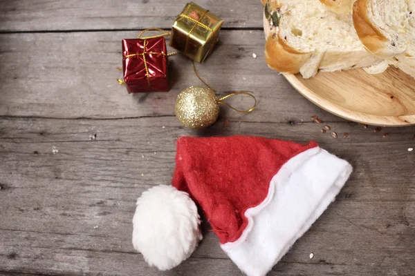 Volkorenbrood met Kerstdecoratie — Stockfoto
