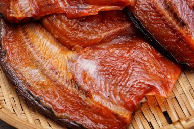 Ahşap arka planda kurutulmuş balık