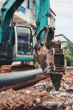 Su borularının sanayisi yolda ve sondaj otomatında