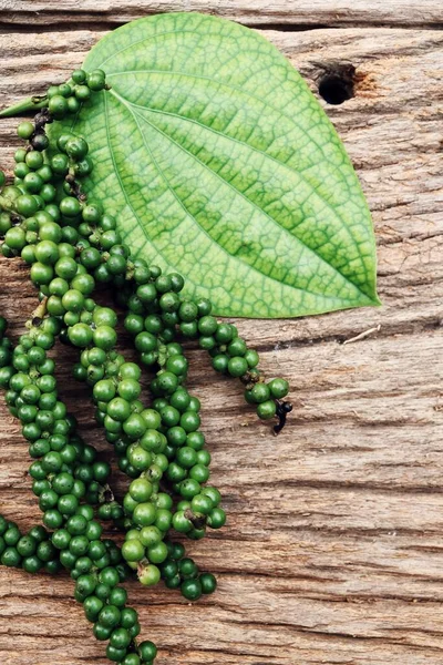 Granos Pimienta Verde Sobre Fondo Madera —  Fotos de Stock