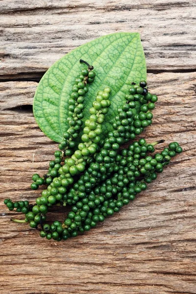 木材背景上的绿色胡椒 — 图库照片