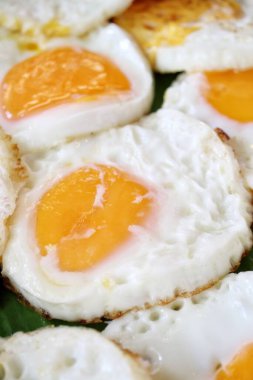 Yağda yumurtayı yakın.