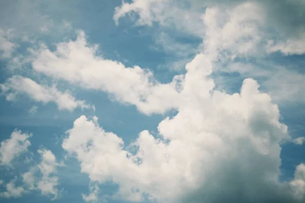 Nuages Sur Ciel Bleu — Photo