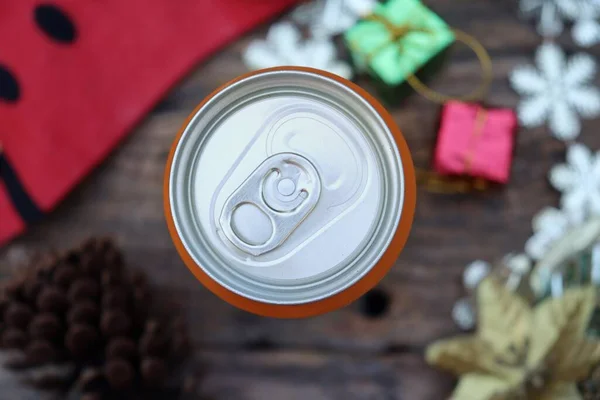 Cola Blikje Kerstversiering Houten Ondergrond — Stockfoto