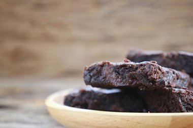 Tahta arka planda çikolatalı kek.