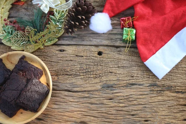 Juldekorationer Och Choklad Brownies Kaka — Stockfoto