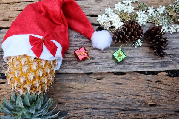 Sombrero Navidad Fruta Piña —  Fotos de Stock