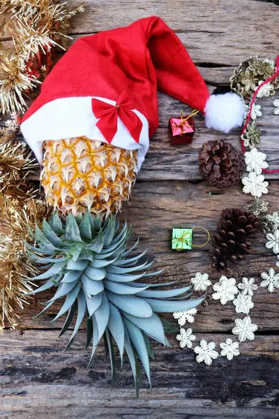 Weihnachtsmütze Und Ananasfrüchte — Stockfoto