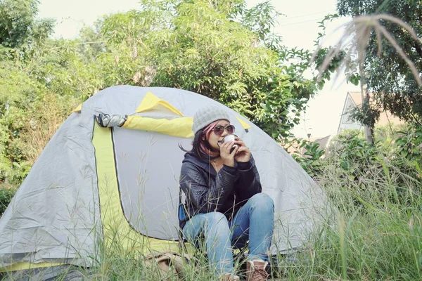 Mujer Camping Traveler Hands Holding Cup Coffee —  Fotos de Stock