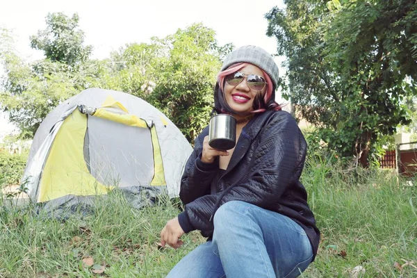 女性のキャンプ旅行者の手カップコーヒーを保持 — ストック写真