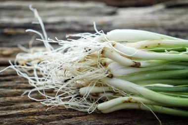 Ahşap arka planda yeşil taze soğan