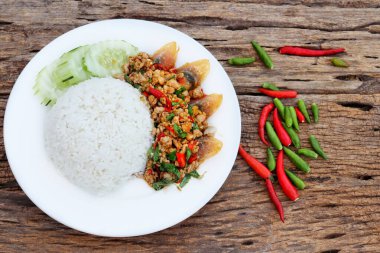 Tayland usulü yumurta ve fesleğenli pilav.