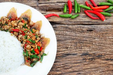 Tayland usulü yumurta ve fesleğenli pilav.