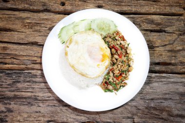 Tayland usulü yumurta ve fesleğenli pilav.