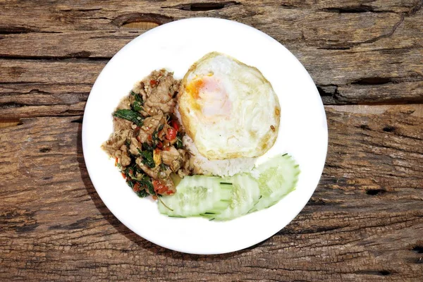 Bazylia Wieprzowa Ryż Jajkiem Smażone Tajskie Jedzenie — Zdjęcie stockowe