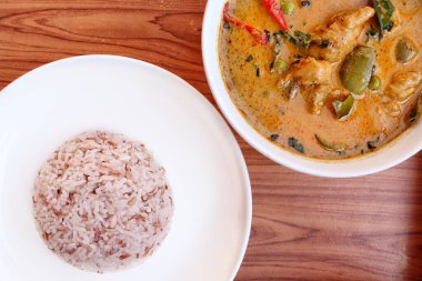 Balık tikka masala ve pilav Hint yemeği