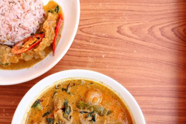 Balık tikka masala ve pilav Hint yemeği