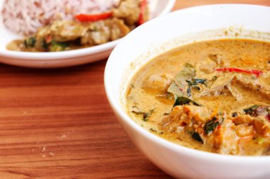 Balık tikka masala ve pilav Hint yemeği