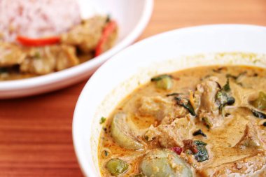 Balık tikka masala ve pilav Hint yemeği