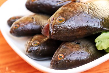 Tabakta taze çiğ balık