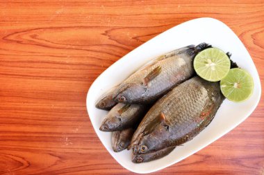 Tabakta taze çiğ balık