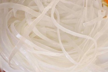 Kurutulmuş pirinç eriştesini kapat.