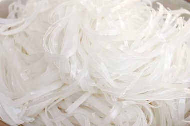 Kurutulmuş pirinç eriştesini kapat.