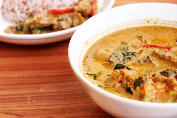 Balık tikka masala ve pilav Hint yemeği