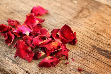 Kurumuş kırmızı güllerin güzelliği