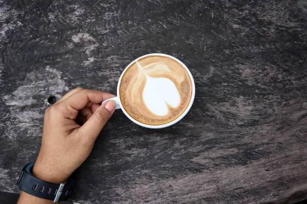 Káva Latte Art Mléko Pěna Šálek Ruku — Stock fotografie