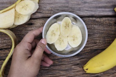 Kahverengi arkaplanda veya dokuda muzlu tropikal meyve dilimleri