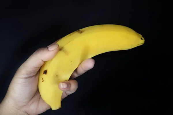 Žluté Banánové Tropické Ovoce Ruka Černém Pozadí Nebo Textury — Stock fotografie