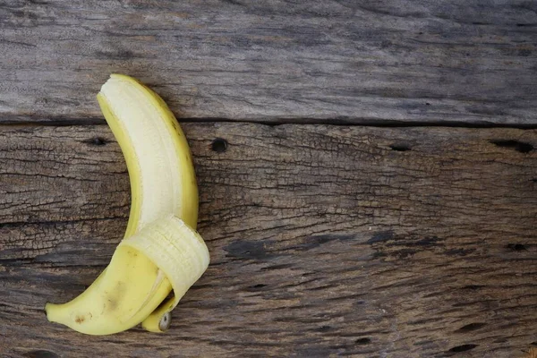 Poloviční Loupaný Banán Tropické Ovoce Pozadí Dřeva Nebo Textury — Stock fotografie